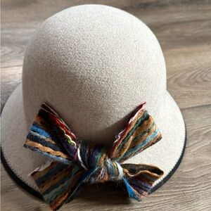 Boho Wool Cloche Hat w/ Colorful Bow Accent – Beige Felt
